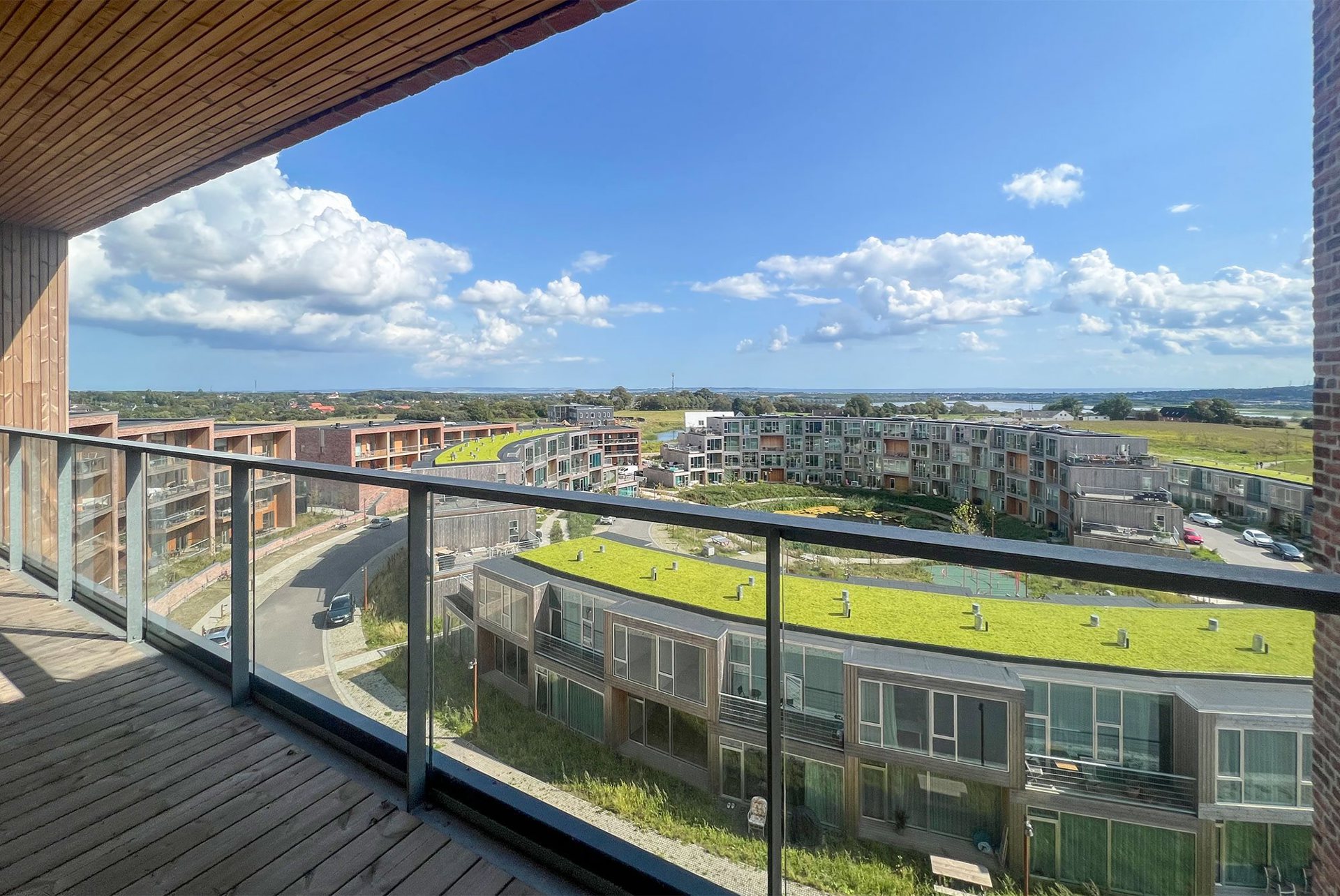 Fantastisk lejlighed med 3 altaner, atriumgård og panoramaudsigt