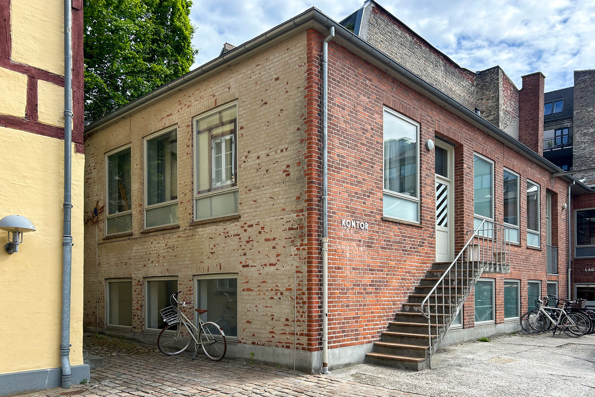 Charmerende og lyst erhvervslejemål i gammel fabriksbygning