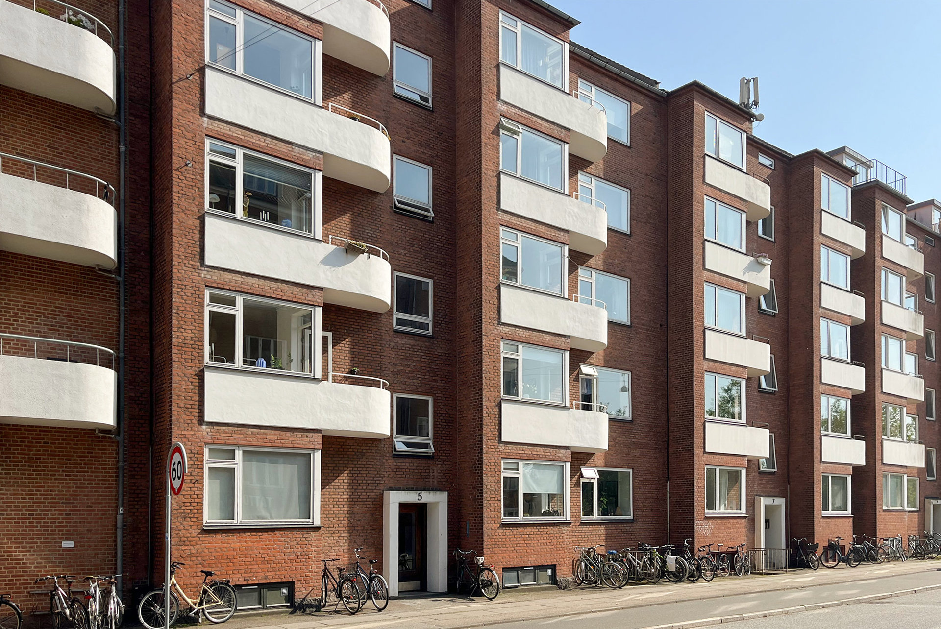 Skøn delevenlig 2-værelses lejlighed med to altaner