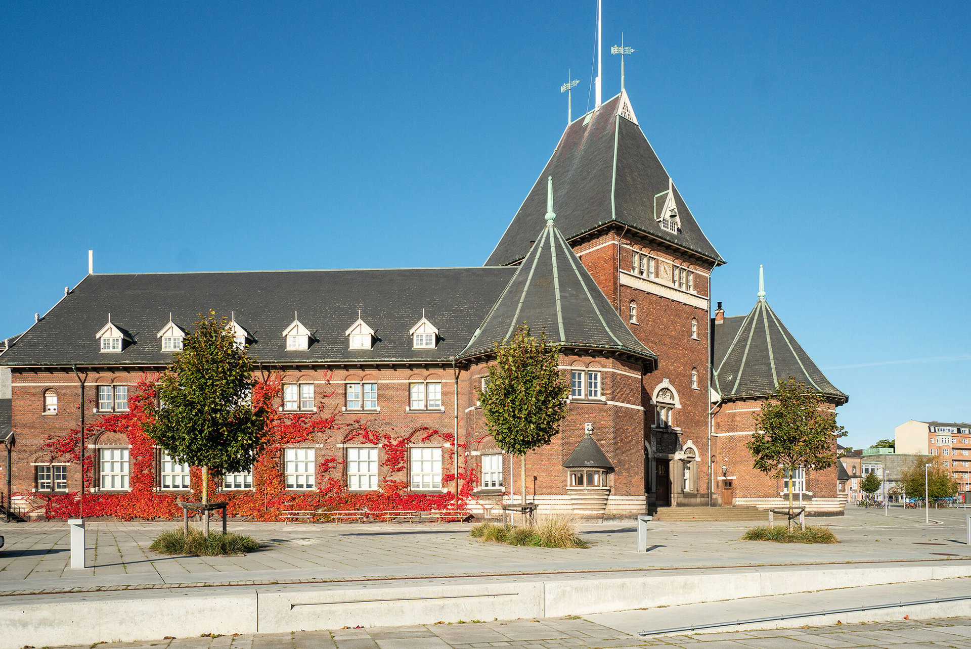 Stort erhvervslejemål i det smukke Toldkammer